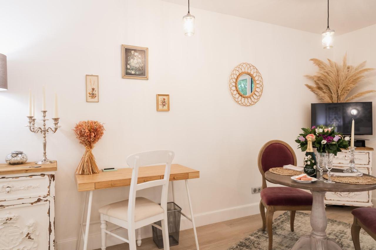 The French Boudoir Apartment Epernay Bagian luar foto