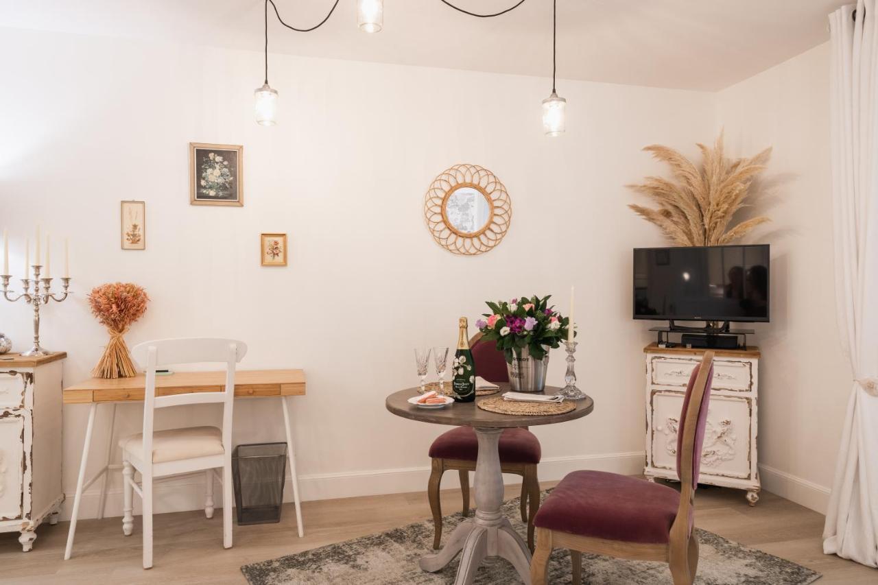 The French Boudoir Apartment Epernay Bagian luar foto
